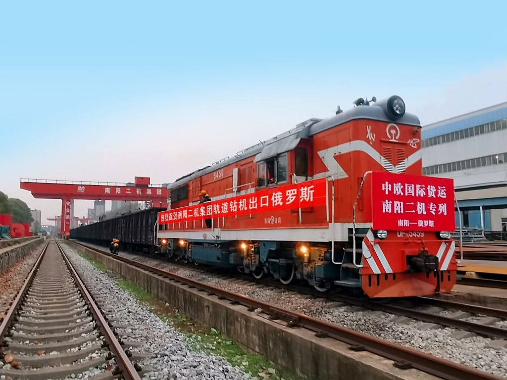 二機(jī)軌道鉆機(jī)再次搭乘中歐班列前往俄羅斯，添彩一帶一路
